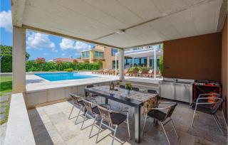 Five-Bedroom Holiday Home In Zminj - 9