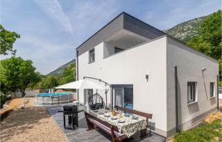 Awesome Home In Drivenik With Jacuzzi - Drivenik - 9