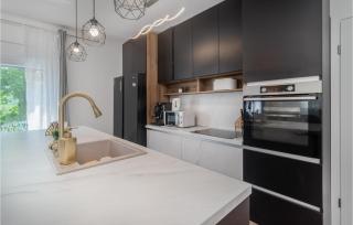 Awesome Home In Drivenik With Jacuzzi - Drivenik - 4