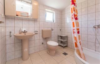 2 Bedroom Amazing Apartment In Turanj - Turanj - 1