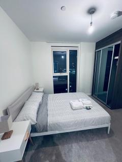 FEMALE ONLY - ENSUITE PRIVATE ROOM IN Hillingdon - 5