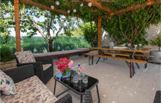 6 Bedroom Pet Friendly Home In Zmijavci - 2