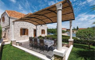Three-Bedroom Holiday Home In Loviste - Lovište - 8