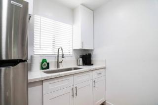 2BR Plus Bonus Room and Pool Access Near Universal Studios - Los Angeles - 9