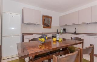 3 Bedroom Cozy Apartment In Brodarica - Brodarica - 5