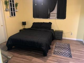 Private room with private bathroom entrance porch and driveway - Pinellas Park - 9