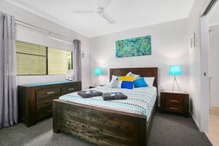 Poolside Living in Contemporary Tropical Retreat - Cairns North - 3