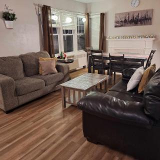 3 bedroom main level of the house all yours - 0