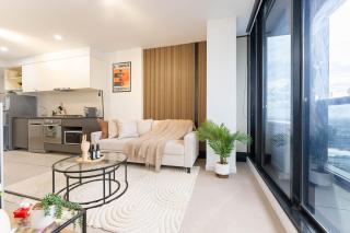 Luxury Collins St Apartment- 2BR w Balcony- High Floor - 9