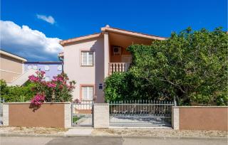 2 Bedroom Awesome Apartment In Povljana - 5