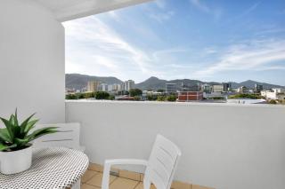 Easy Coastal Living in Cairns with Rooftop Pool - 2