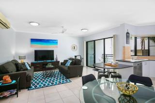 Poolside Living in Contemporary Tropical Retreat - Cairns North - 6