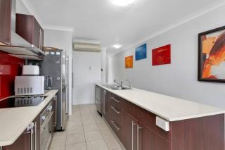 Poolside Panoramic Breeze with Soaring Views - Cairns - 4