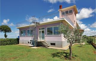 Two-Bedroom Apartment In Vodnjan - 3