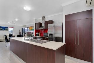 Poolside Panoramic Breeze with Soaring Views - Cairns - 5