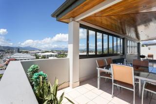 Poolside Panoramic Breeze with Soaring Views - Cairns - 1