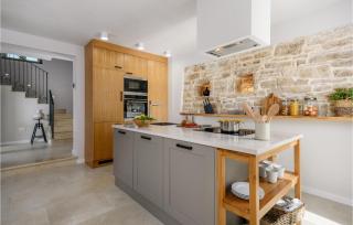 Beautiful Home In Tinjan With Jacuzzi - Tinjan - 6