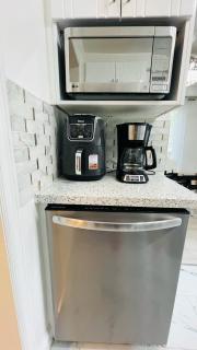 Cozy Home 10 Mins From Toronto Airport With Free Parking - Toronto - 2