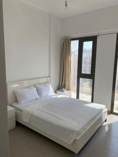 Lovely calm 3BR Apt Easy Accessibility to central Dubai with huge balcony and pool view Town Square - Dubai - 3