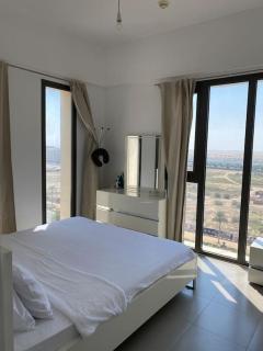 Lovely calm 3BR Apt Easy Accessibility to central Dubai with huge balcony and pool view Town Square - Dubai - 2