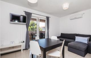 1 Bedroom Lovely Apartment In Mandre - Mandre - 8