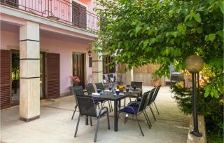 4 Bedroom Awesome Home In Krnica - Krnica - 4