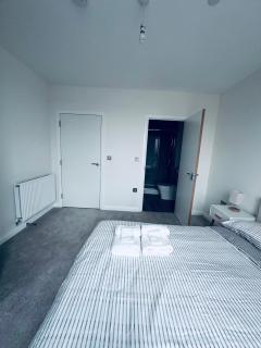 FEMALE ONLY - ENSUITE PRIVATE ROOM IN Hillingdon - 9