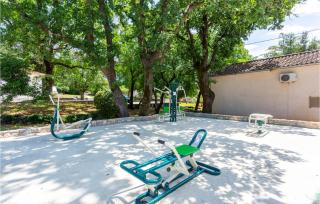 4 Bedroom Awesome Home In Kras - Kras - 2