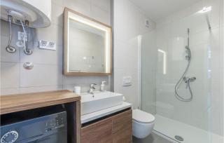 Gorgeous Apartment In Premantura - 4