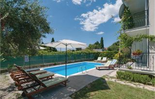 Three-Bedroom Holiday Home In Kastel Stari - 5