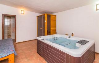 4 Bedroom Awesome Home In Pula - Muntić - 8