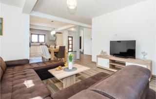 Four-Bedroom Holiday Home In Bilice - Bilice - 8