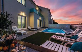 Four-Bedroom Holiday Home In Sibenik - Šibenik - 4