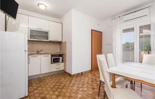 Lovely Apartment In Mandre With Wifi - 8