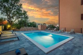 Apartments Cesare 2 with Shared Pool - Ližnjan - 0