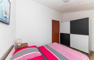 Beautiful Apartment In Okrug Gornji - 1