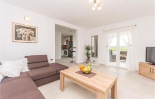 Three-Bedroom Holiday Home In Debeljak - 9