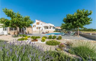 Three-Bedroom Holiday Home In Debeljak - Debeljak - 0
