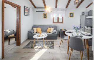 Awesome Home In Rovinj With Kitchen - 8