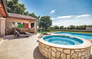 Nice Home In Valtura With Jacuzzi - Valtura - 2