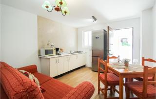 Gorgeous Apartment In Sayalonga - Sayalonga - 8