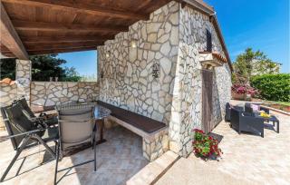 Stunning Home In Pula With Jacuzzi - Pula - 2