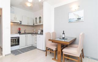 1 Bedroom Cozy Apartment In Trogir - Trogir - 8