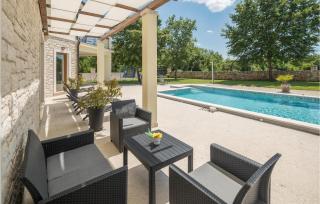 Stunning Home In Bale With Wifi - 6