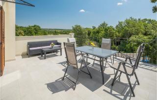 Stunning Home In Bale With Wifi - 1