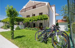 Awesome Home In Runovic With Wifi - 1