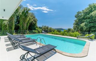Eight-Bedroom Holiday Home In Molunat - Molunat - 0