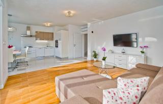 3 Bedroom Stunning Home In Bogomolje - Bogomolje - 8