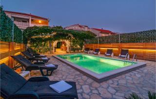 Six-Bedroom Holiday Home In Zrnovnica - Žrnovnica - 0
