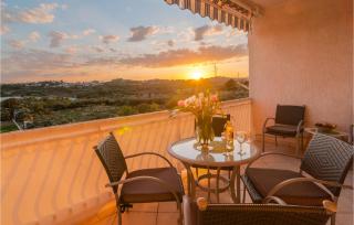 Six-Bedroom Holiday Home In Zrnovnica - 9